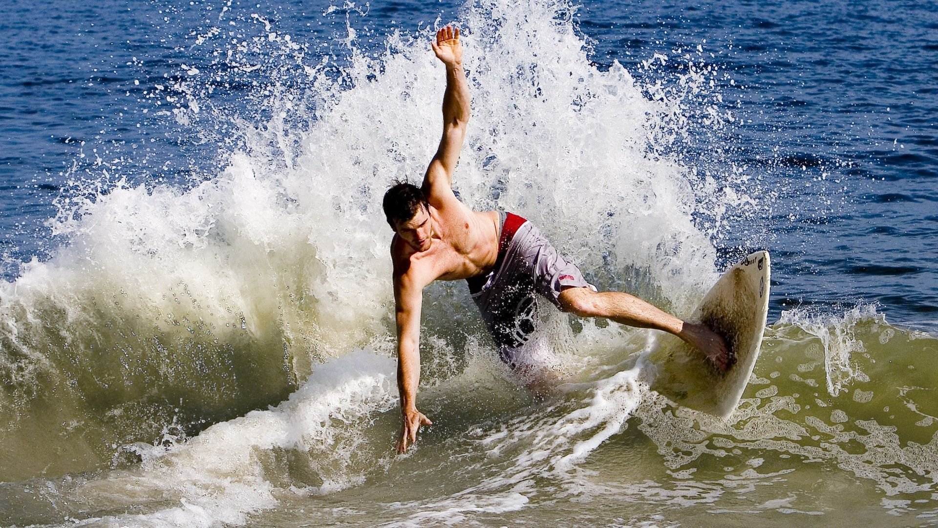 开云网站-纳达尔赢球后抱着球拍久久不放，纳达尔打球时的小动作