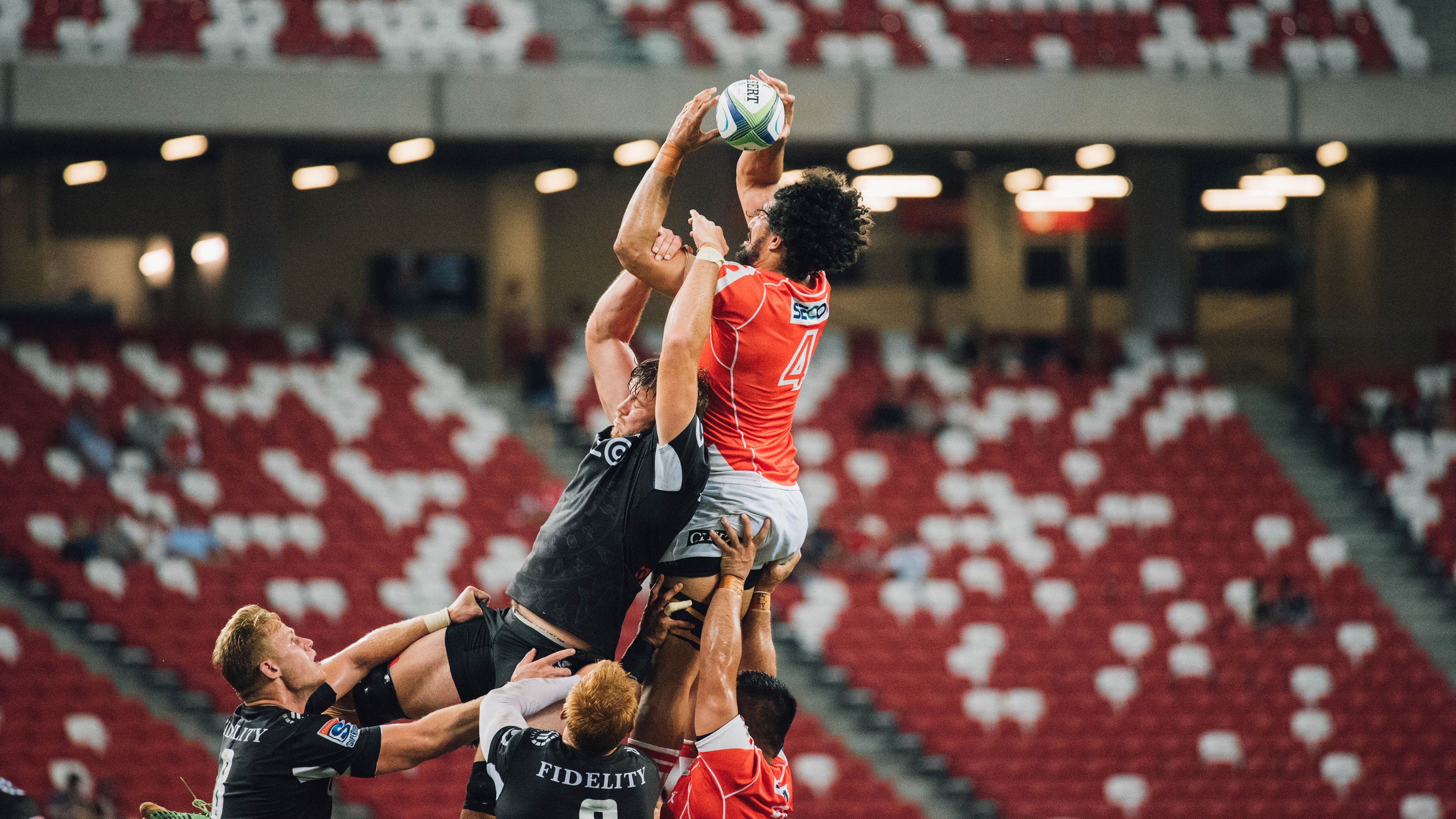 纳达尔赢球后抱着球拍久久不放，纳达尔打球时的小动作